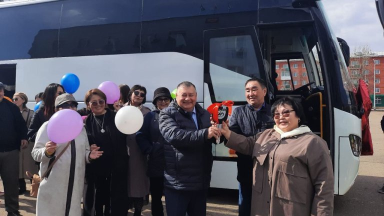 Ансамблю песни и танца из Усть-Ордынского вручили новый автобус