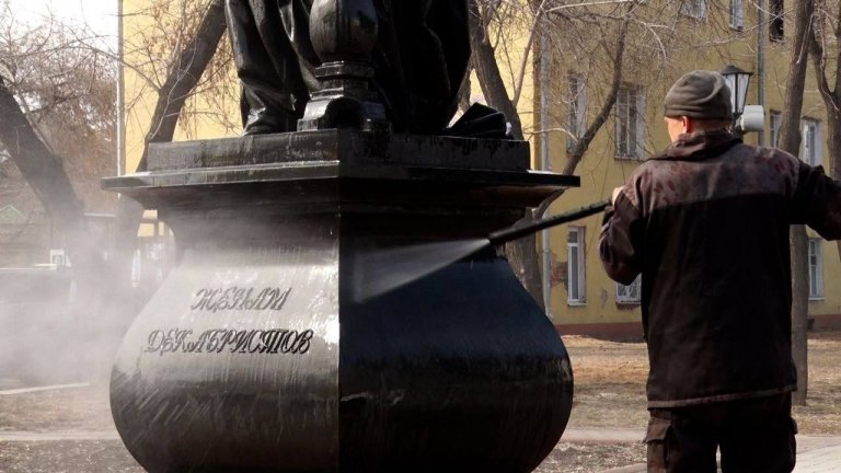 Памятники, скамейки, урны моют и красят в парках Иркутска 